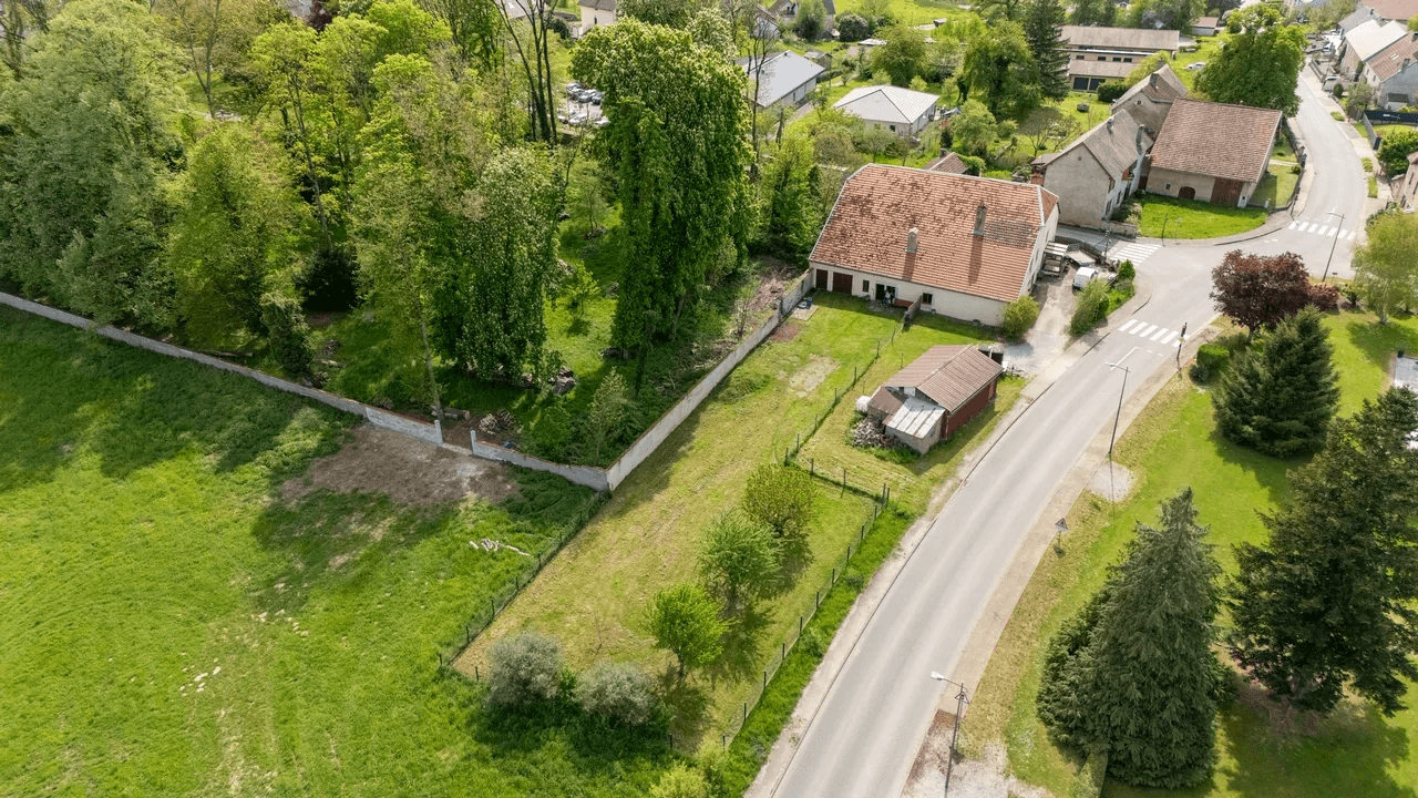 Vue aérienne par drone d'une maison et de son terrain en Franche-Comté