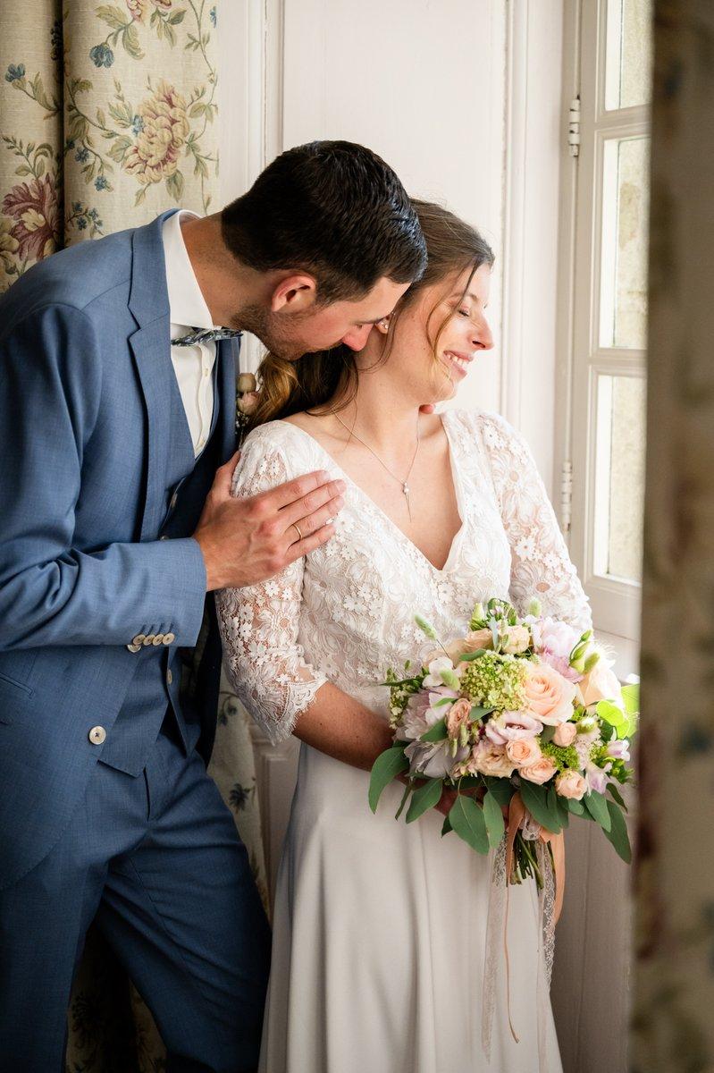 Portrait des mariés souriant avec bouquet
