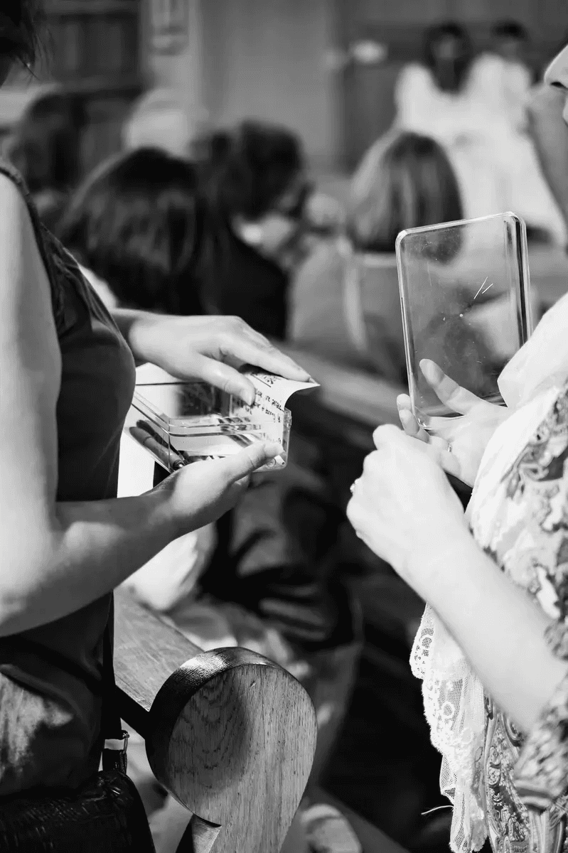 Préparation des cartes de souvenir pour les invités du baptême