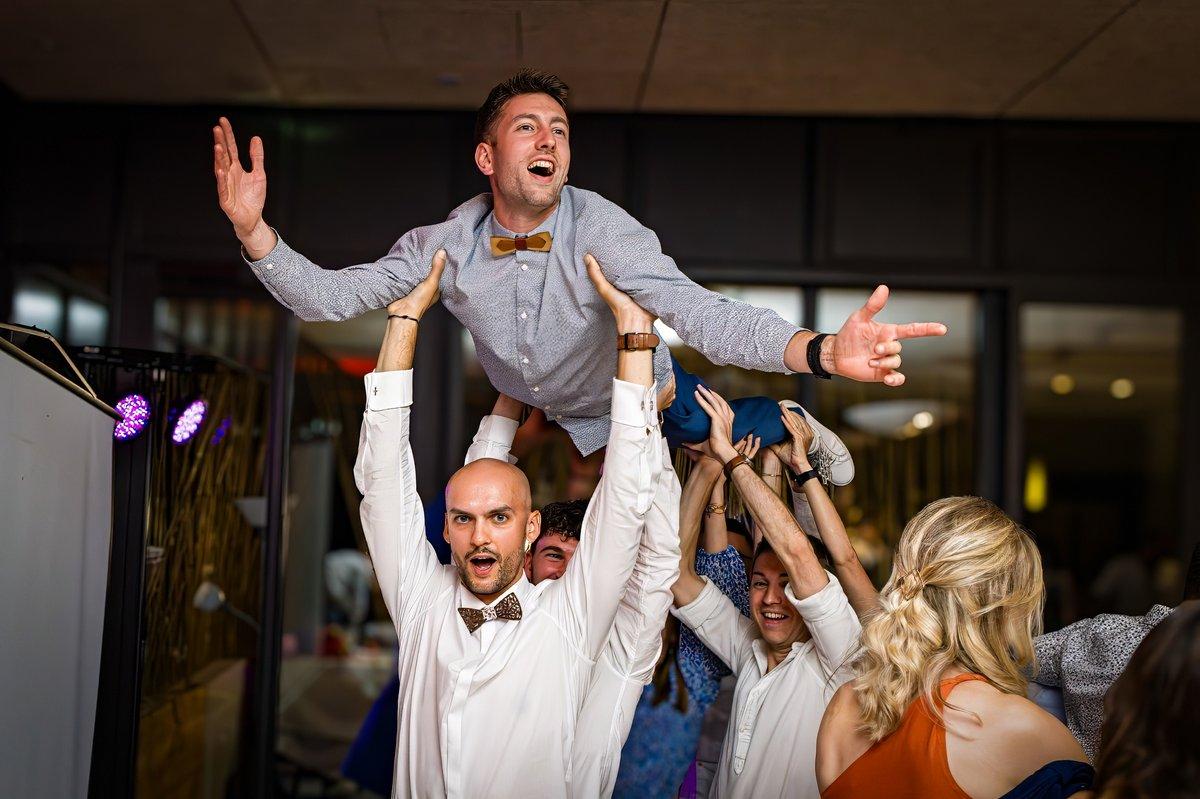 Porteurs accueillant les invités lors de la soirée de mariage