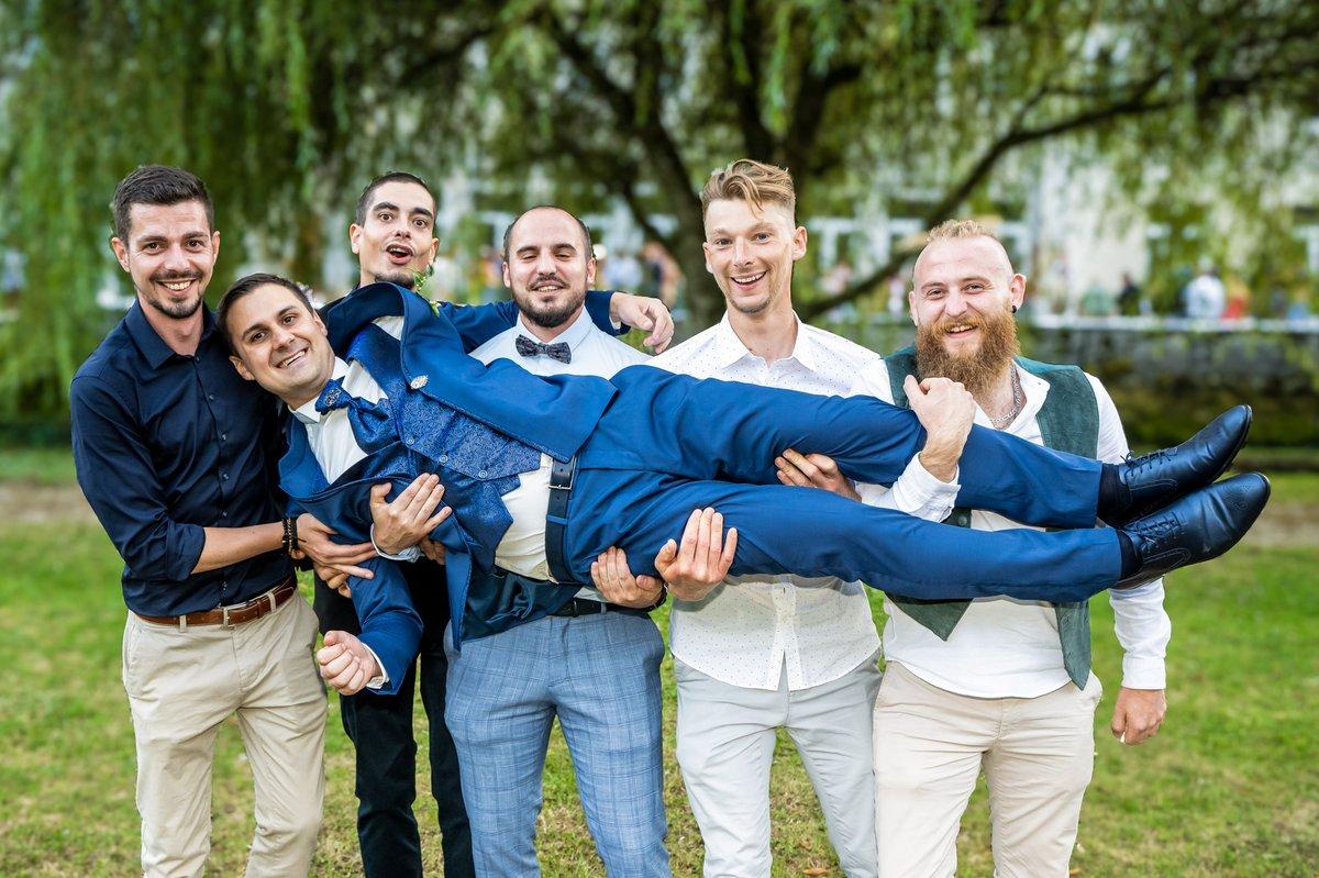 Les témoins portent le marié