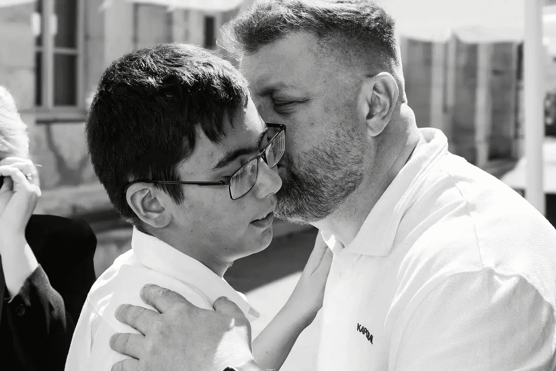 Moment de tendresse après la cérémonie