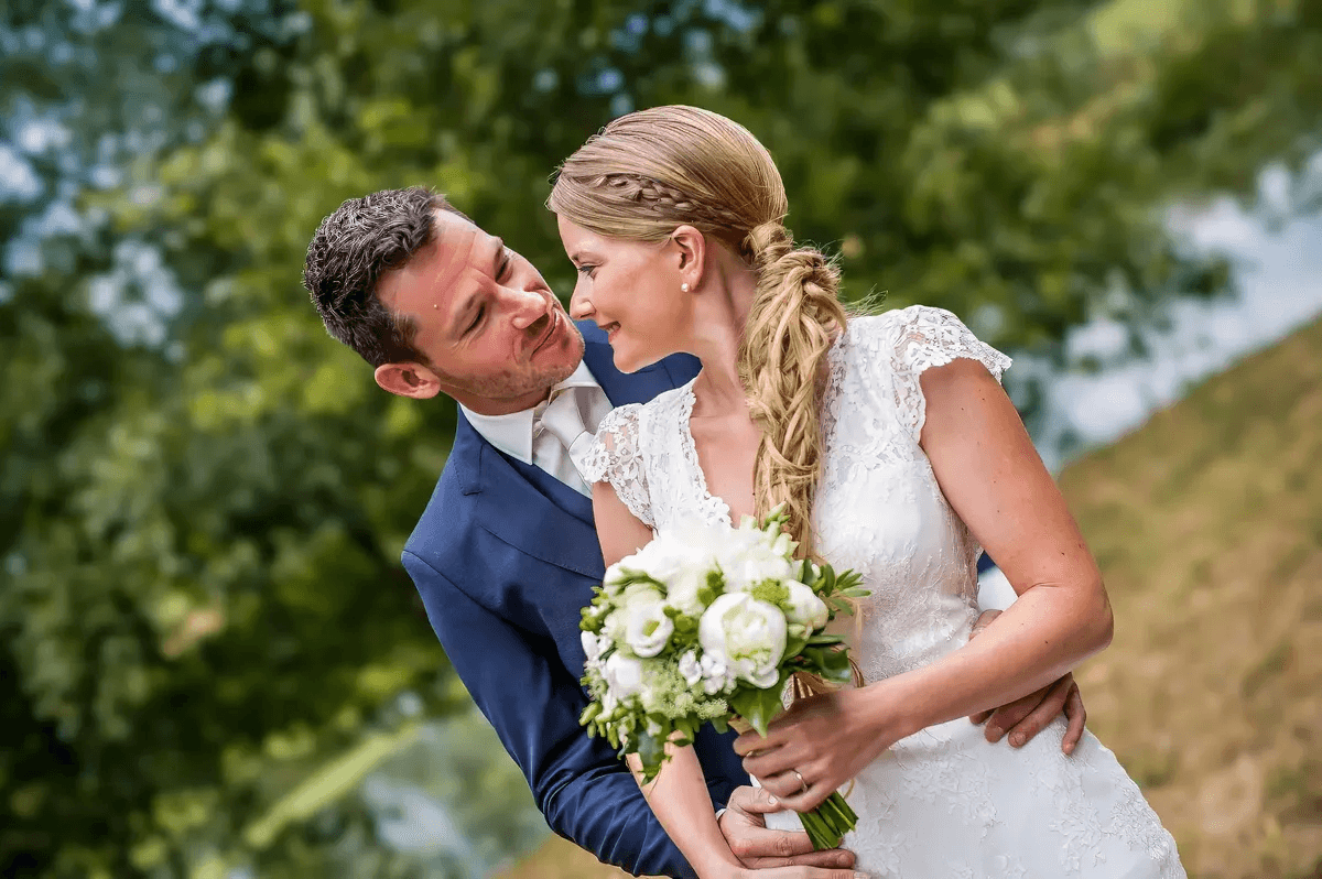 Couple de mariés se regardant affectueusement – reportage mariage Besançon