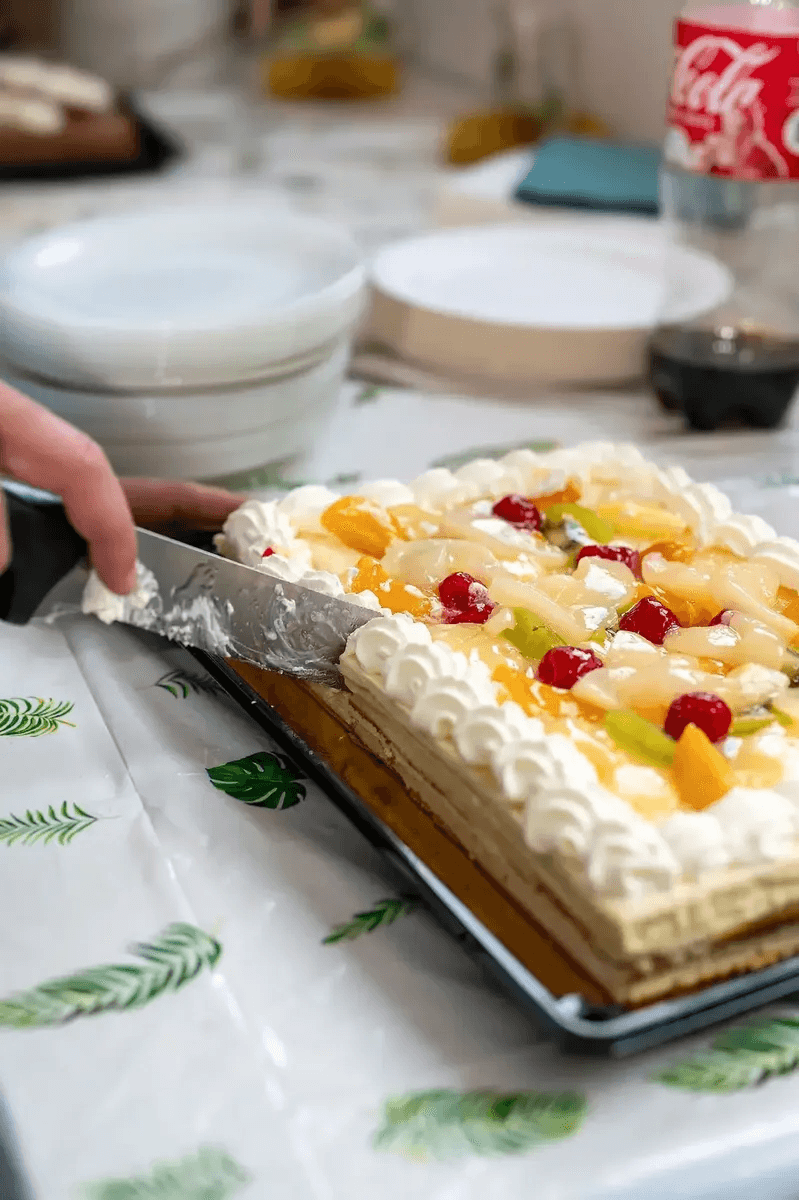 Découpe du gâteau lors de la réception du baptême