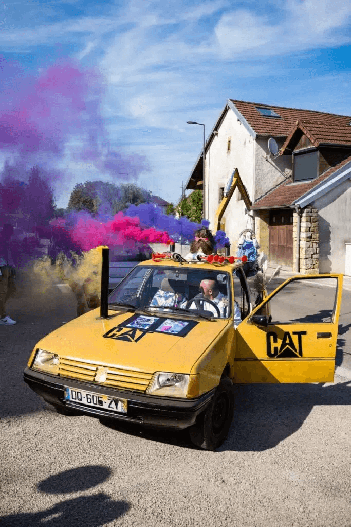 Voiture de mariage avec fumigènes colorés
