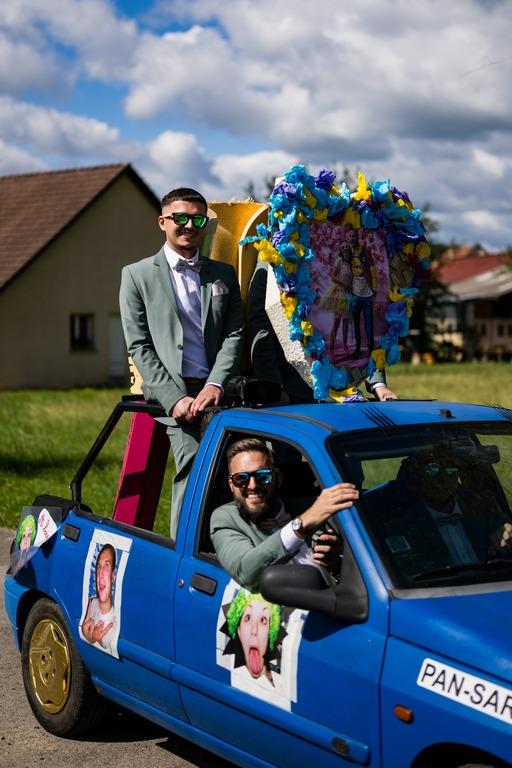 Voiture de mariage décorée avec des balais